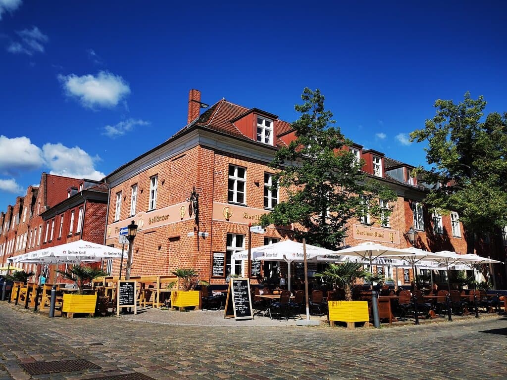 Außenansicht Restaurant Zum Fliegenden Holländer mit Terrassen