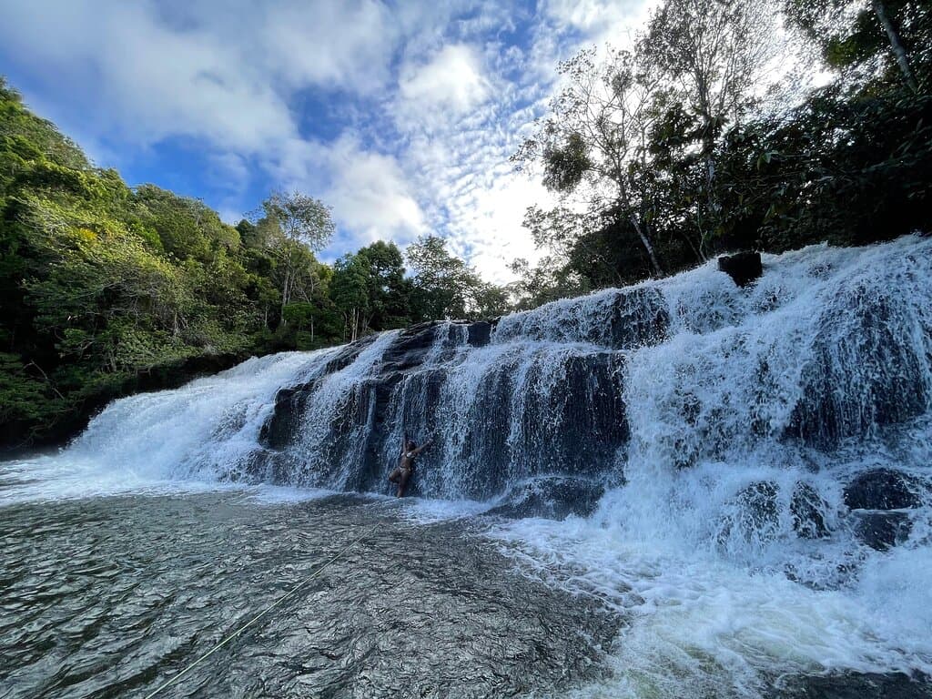 Cachoeira lateralmente