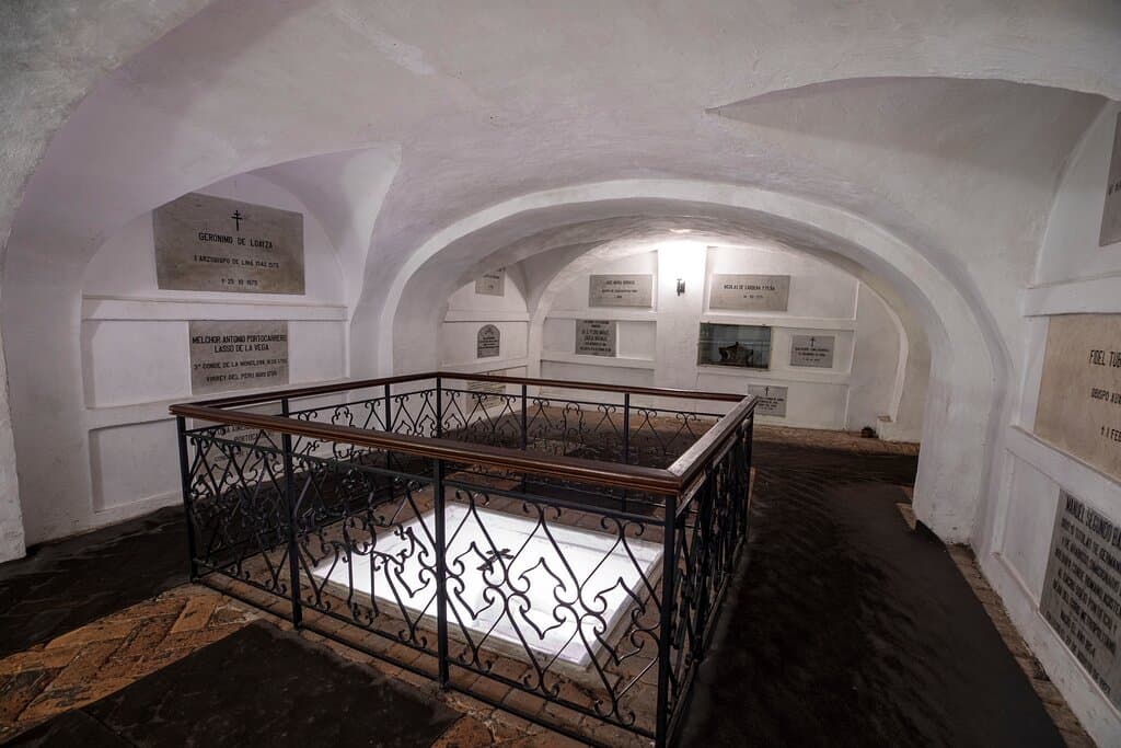 Most of the archbishops and viceroys of our city were buried in the Archbishop's Crypt, beginning with Gerónimo de Loayza, first archbishop of Lima, in the year 1575 / En la Cripta Arzobispal fueron enterrados la mayoría de arzobispos y virreyes de nuestra ciudad, empezando por Gerónimo de Loayza, primer arzobispo de Lima, en el año 1575