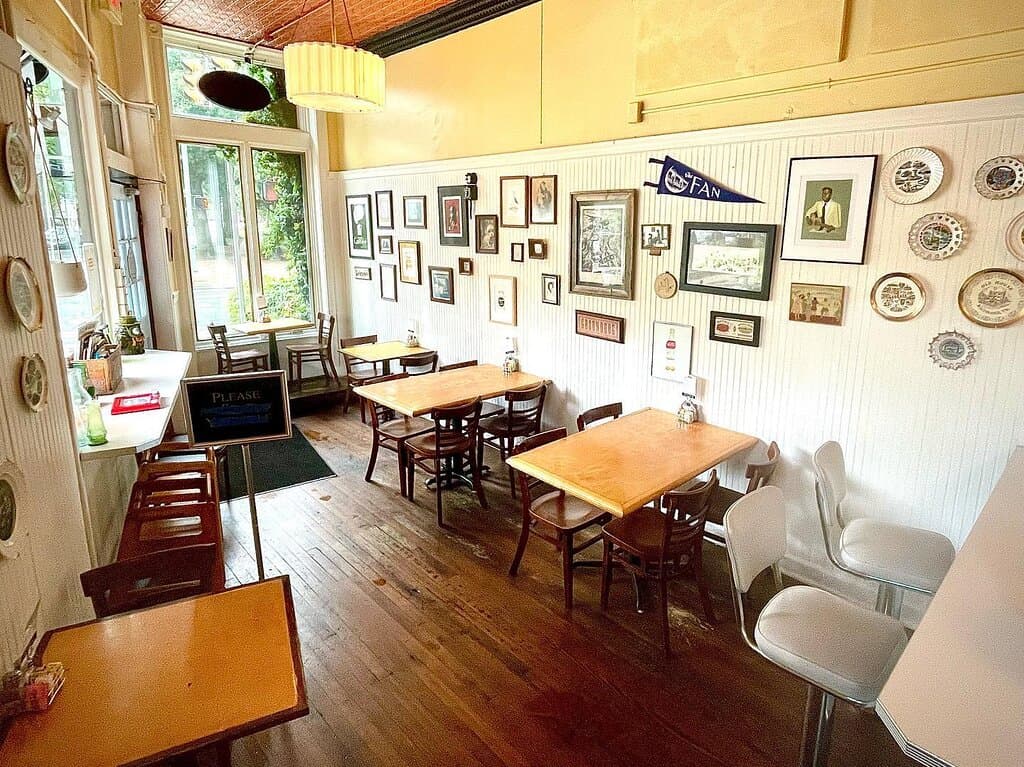 The dining room at Garnett's Cafe