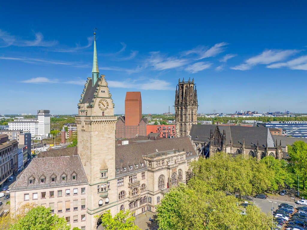 Rathaus der Stadt Duisburg ( Vordergrund) mit  Salvatorkirche (rechts) und Landesarchiv (roter Turm).