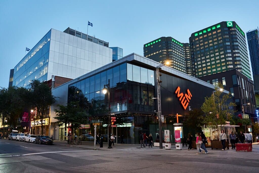 Le MEM est situé sur le boulevard Saint-Laurent, à l'angle de la rue Sainte-Catherine