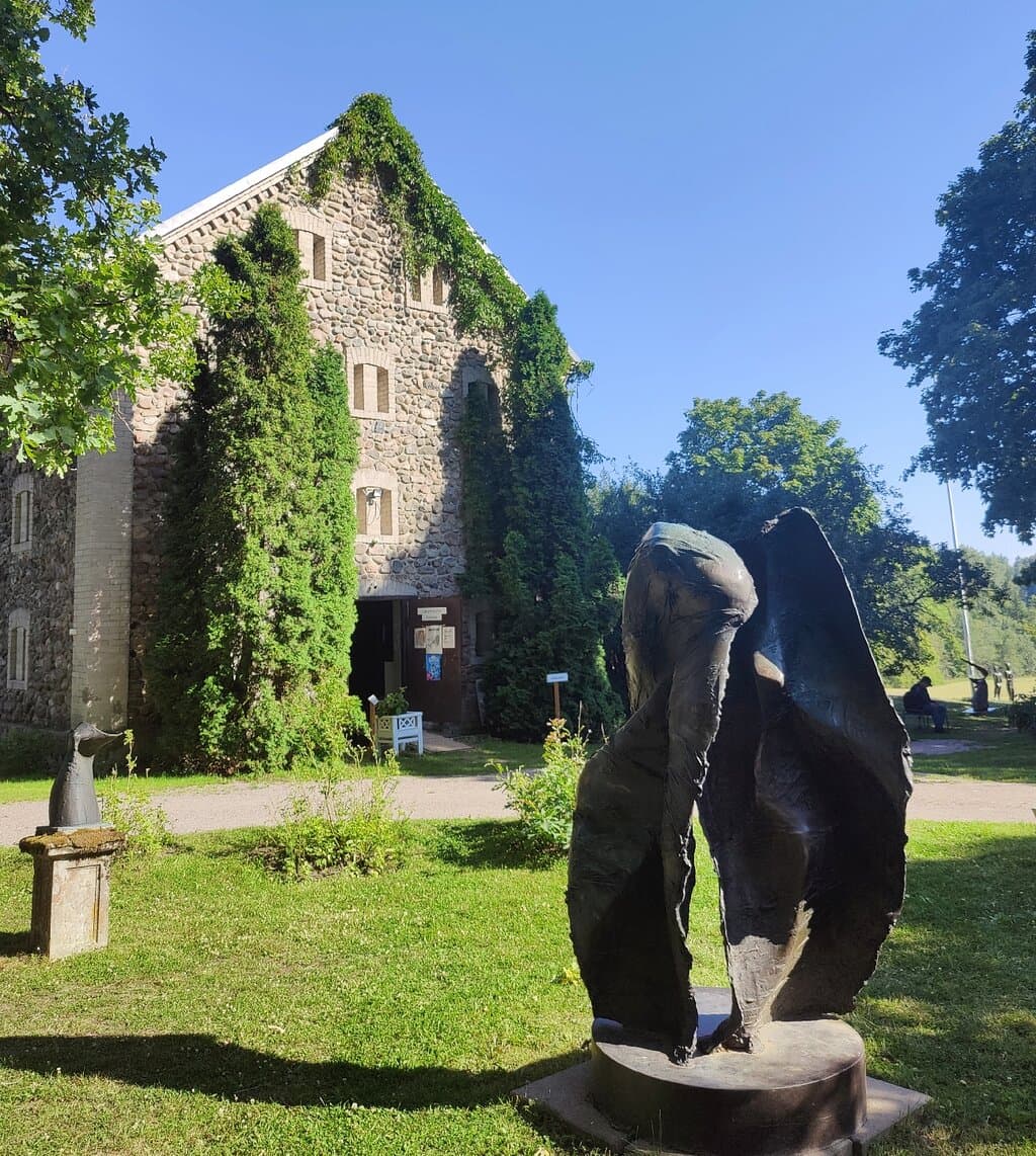 The museum consists of an outdoor space and three historical exhibition spaces. The sculpture park and magazine building exhibit a permanent collection of Laila Pullinen's art, which includes bronze, copper and stone sculptures. The museum's exhibition, which changes every year, as well as Pullinen's working environment and tools are presented in the studio-gallery. In the home museum, i.e. Laila Pullinen's artist home, the artist's personal belongings and art owned by her are on display.