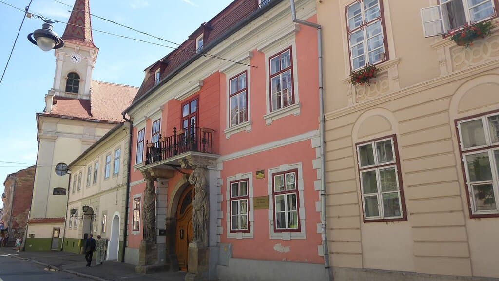 House with Caryatides / Casa cu Cariatide