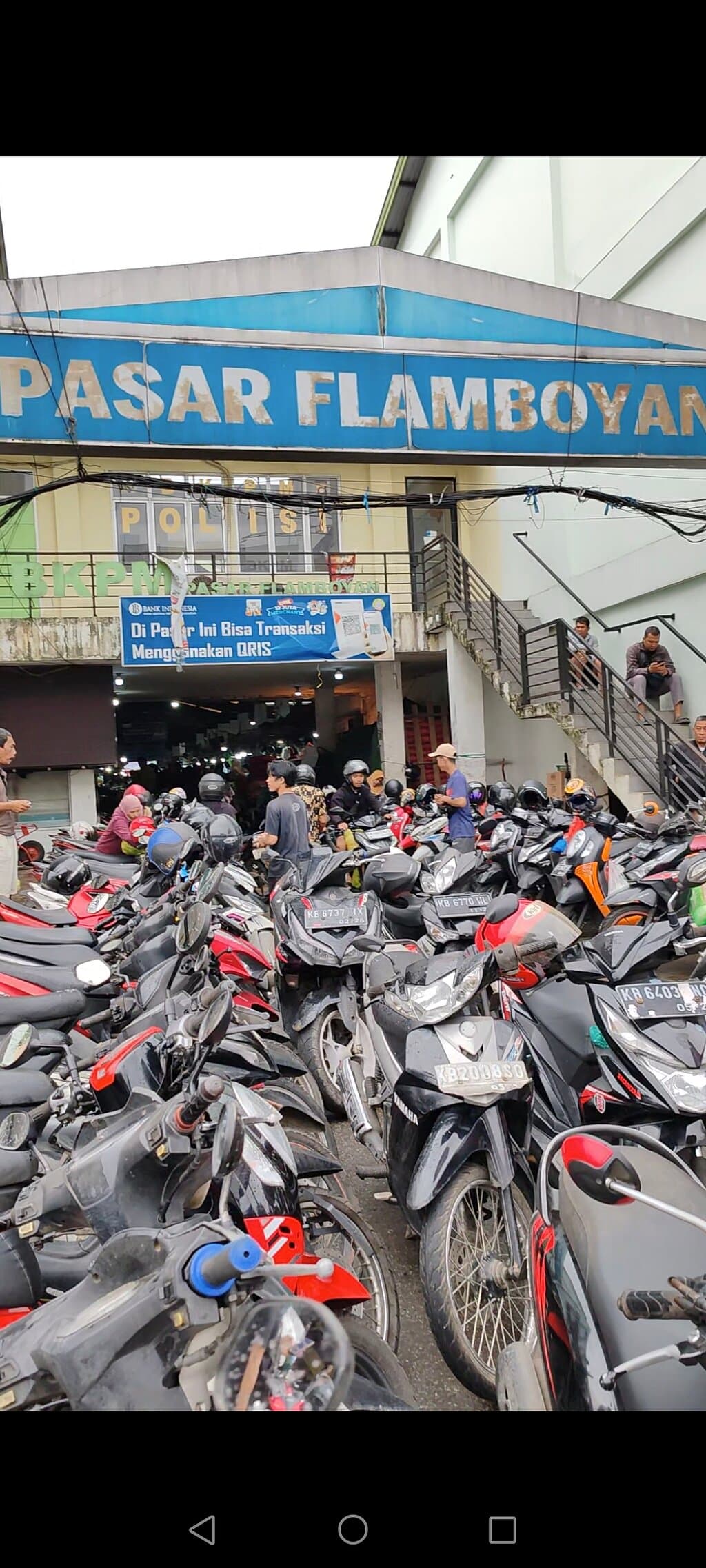 Salah satu pintu masuk ke dalam pasar