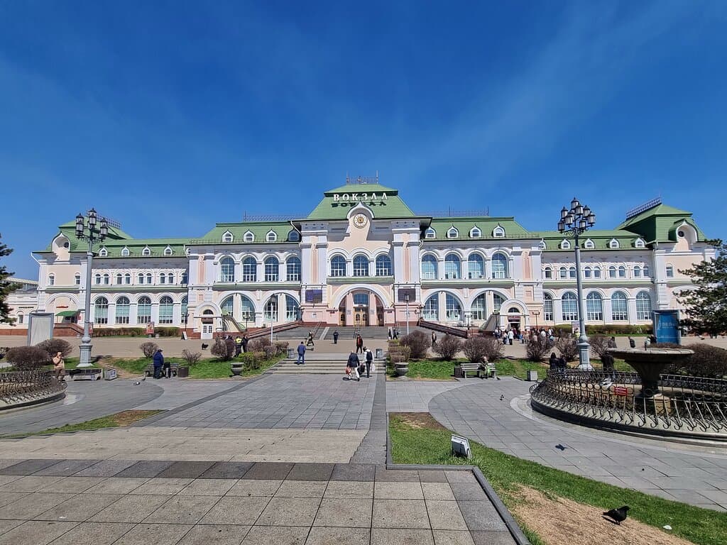 Одновременно напоминает королевские дворцы Вены и русский терем. 