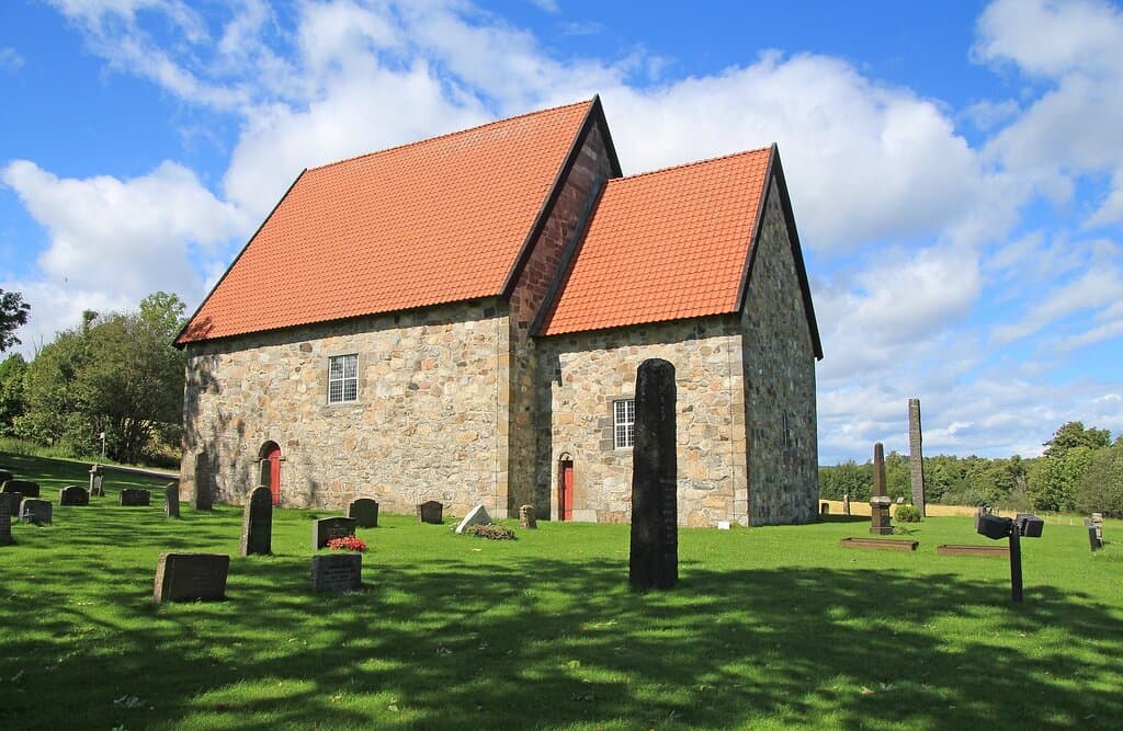 Steinkirke fra 1100-talket. Revet på 1880-talket, gjenoppbygget ca 1970.