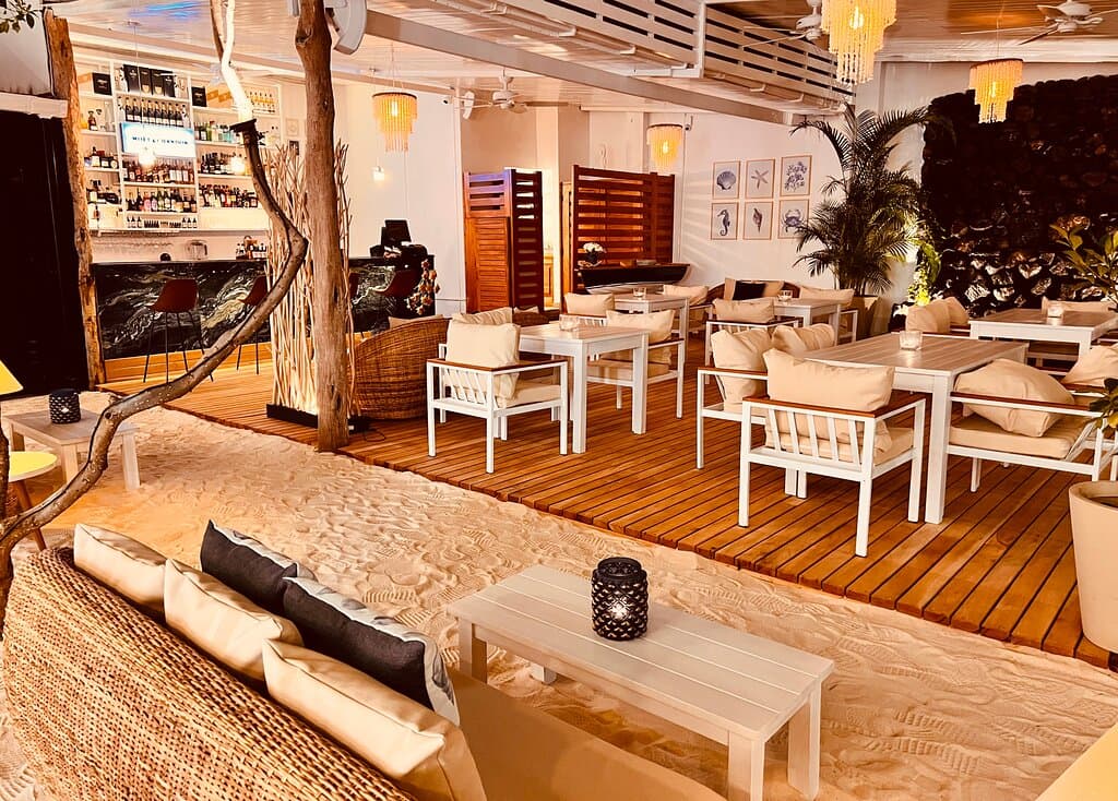 Bar and Lounge 