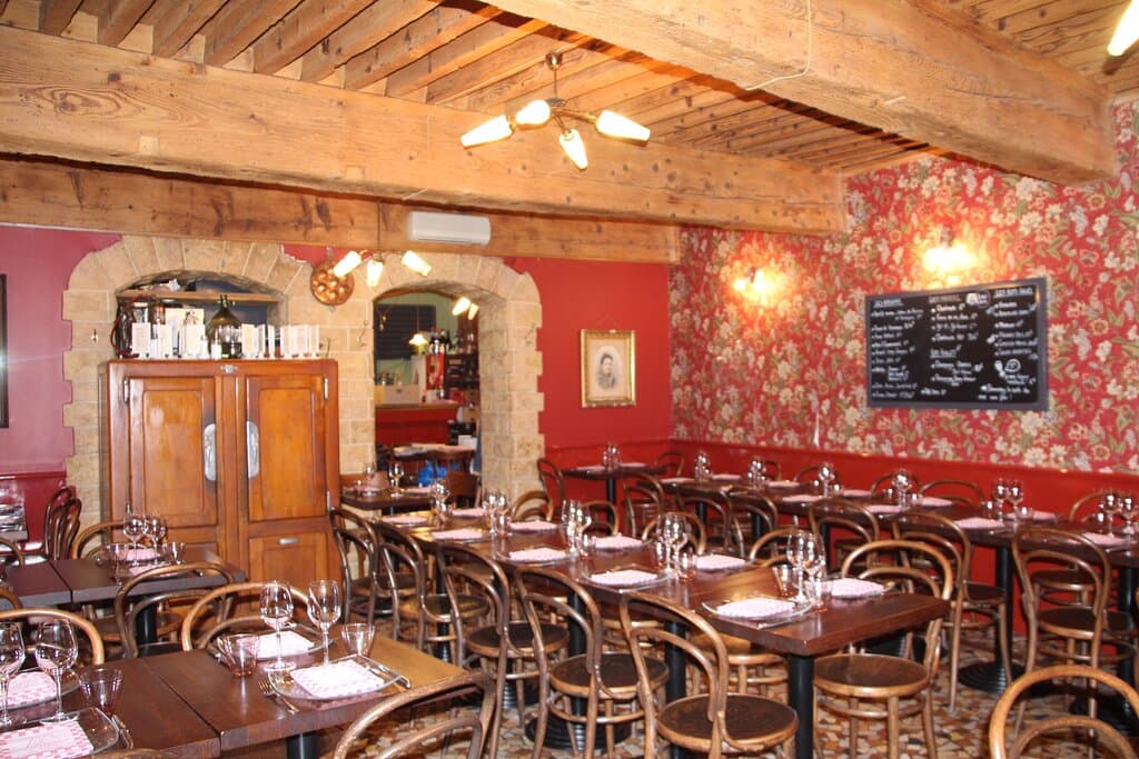 Le Bouchon des Filles est un lieu convivial ou l'on déguste des plats lyonnais avec la touche des filles; Quenelle faite maison Equipe dynamique