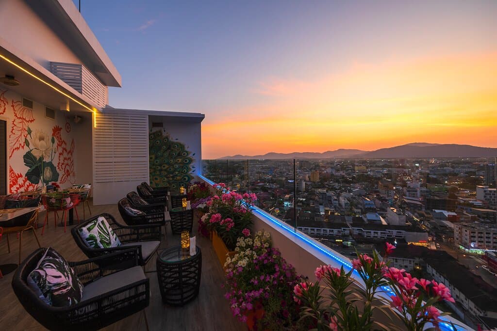 Discover Phuket Town’s premier rooftop venue at Estrela Sky Lounge. Located on the 17th floor, it offers breathtaking sunset views, perfect for romantic evenings, business meetups, or relaxing with friends. Enjoy expertly crafted cocktails, mocktails, and a variety of fusion tapas in a chic tropical setting. Open daily, Estrela Sky Lounge is the ultimate spot to experience the charm of Phuket Town and Phuket Andaman Sea from above.
