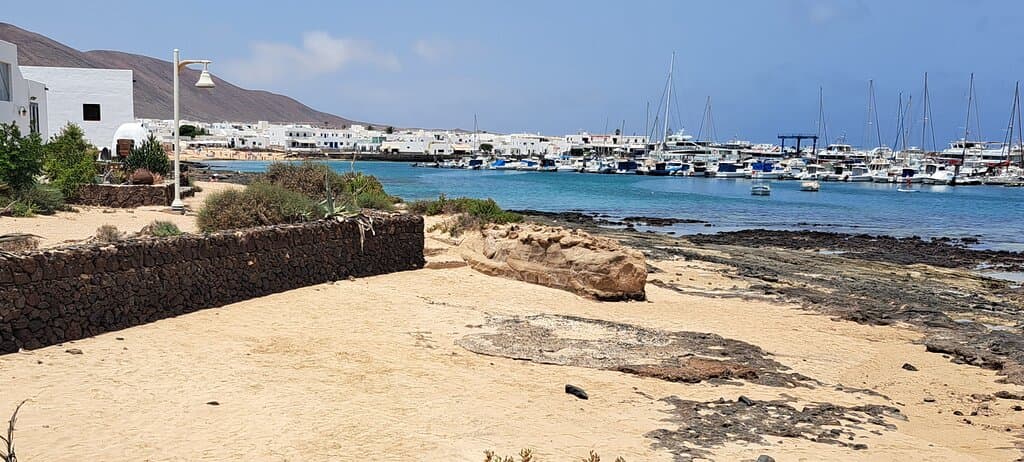 Playa Caleta del Sebo with Port in the background 