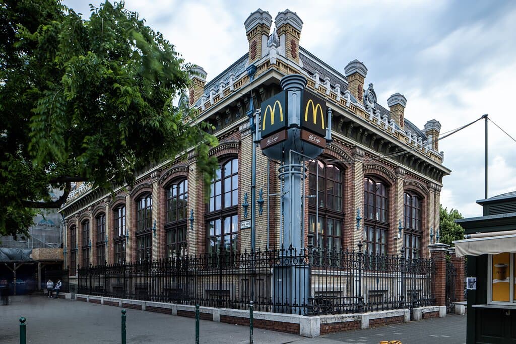 Az épület kívülről/Exterior of the building