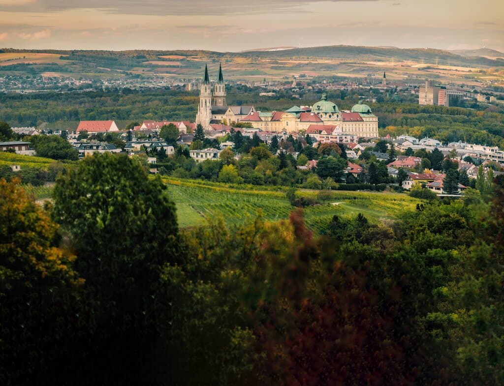 Das Stift Klosterneuburg mit Weinbergen