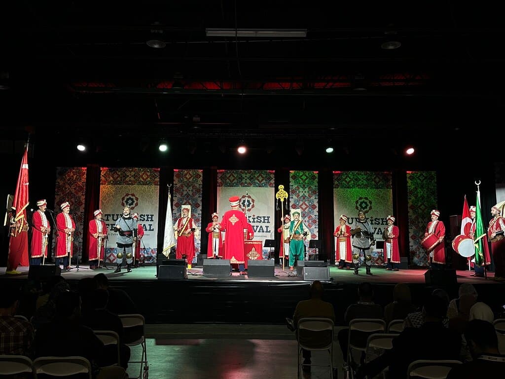 Türk Festivaline katıldık. Çok geniş bir alan. Buraya gelecekseniz kesinlikle yakın otel bulun.