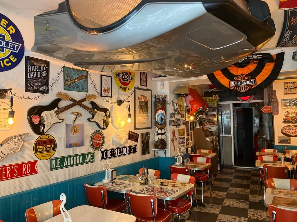 Venez prendre une pause dans un restaurant avec une ambiance Dinner américain