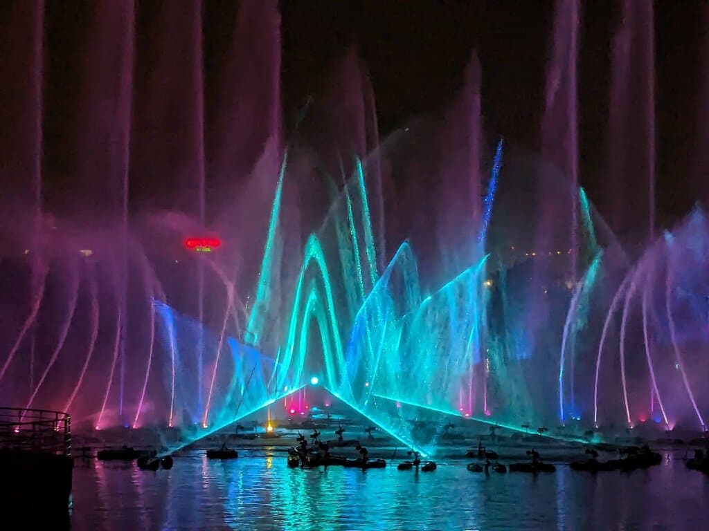 Excellent place to spend an evening in Naya Raipur. Place is maintained well with lot of seating area. I believe wheelchair accessibility is there to the fountain. 2 shows are held in the evening. Do take your kids along