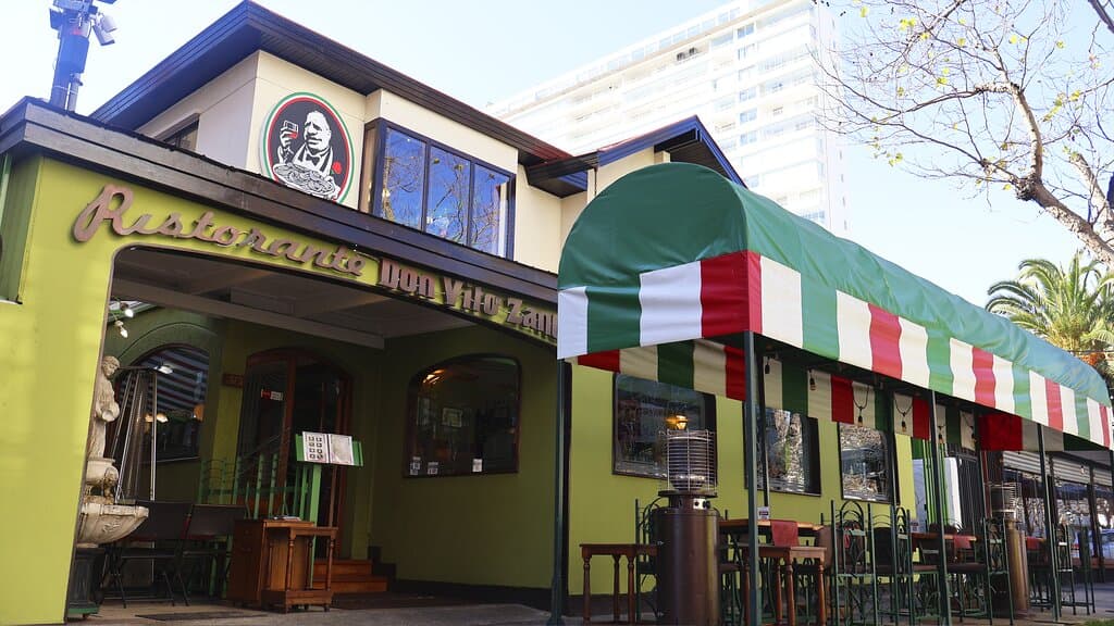  ¡Siente la magia de Italia en Don Vito e Zanoni! 🇮🇹  😋Déjate sorprender por nuestras pastas artesanales, pizzas al horno de leña, vinos selectos y postres deliciosos.  🔥En nuestro cálido y acogedor restaurante, te sentirás como en casa. Disfruta de un ambiente familiar donde podrás compartir momentos especiales con tus seres queridos.  🛎Don Vito e Zanoni no es solo un lugar para comer, es una experiencia para vivir. Te esperamos para que descubras el auténtico sabor de Italia.