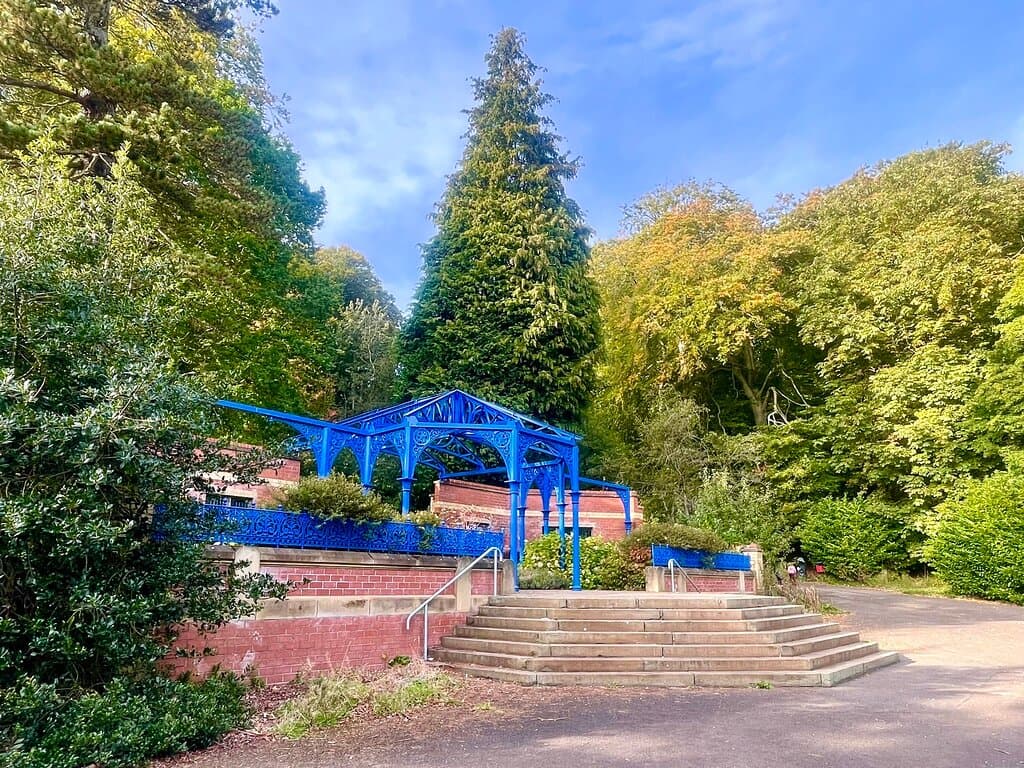The park’s cast-iron bandstand pavilion dates from 1877. Unfortunately it was damaged by fire  in 1993 , so was reconstructed 4 years later as an open-air pergola , with benches and bedded plants amongst the red brickwork.