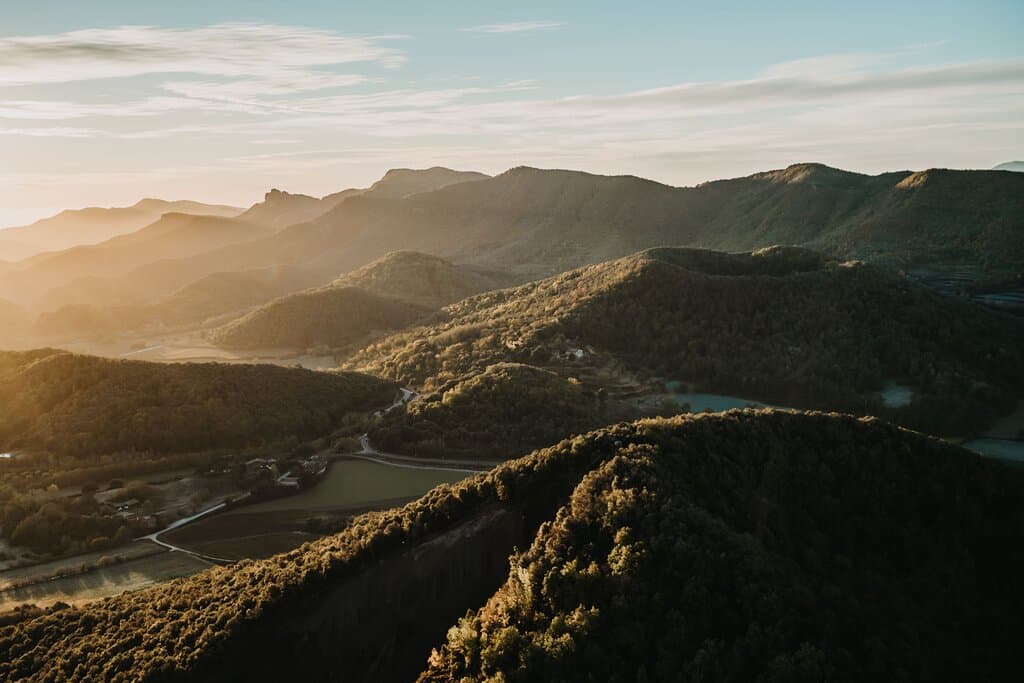Vista aèria del volcà del Croscat (en primer pla) i del volcà de Santa Margarida (en segon pla).