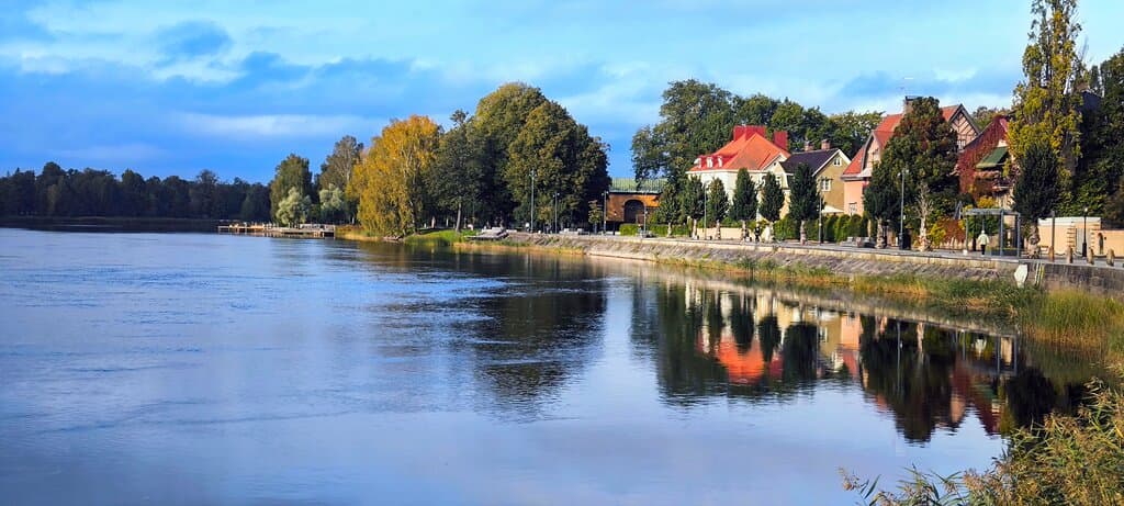 The lake behind the statue