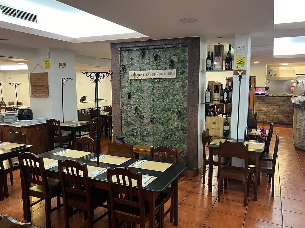 Restaurante típico madeirense, com uma sala ampla e um espaço acolhedor 
