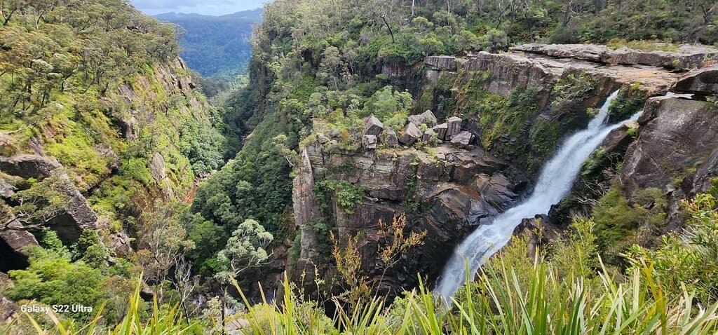 Easy walk around the falls. Beautiful location.  A few lookouts.  Picnic area.  Toilet facilities.
