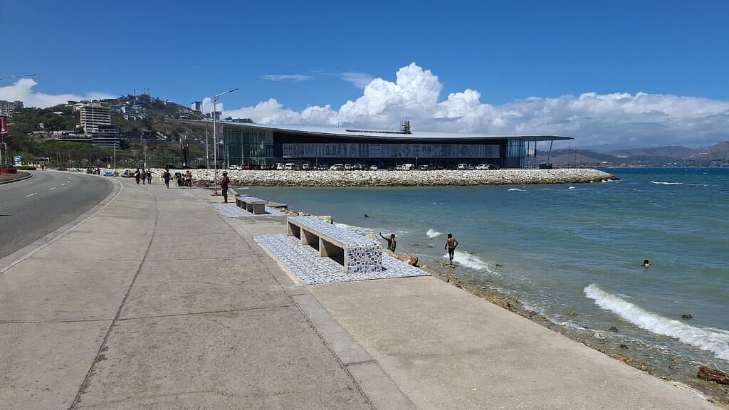 Ela Beach. Leider verdreckt und im Wasser nur Steine.