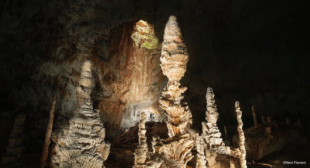 À couper le souffle… L’expression résume l’expérience à l’Aven d’Orgnac. Nature et culture s’y complètent. La Grotte - spectaculaire, la Cité de la préhistoire - moderne et ludique - invitent à une traversée du temps géologique et de l’histoire humaine. Un Grand Site aux multiples facettes ! 