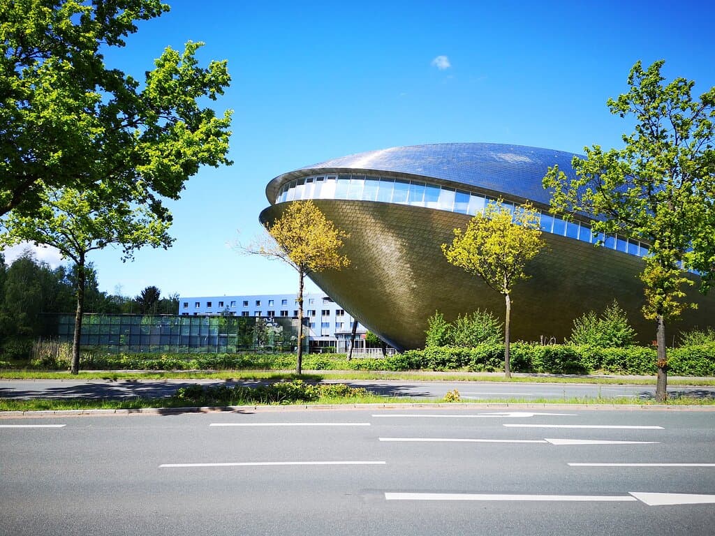 Ein Wal, eine Muschel oder ein Ufo? Das imposante Gebäude des Bremer Science Center Universum® lässt Raum für eigene Interpretationen. 