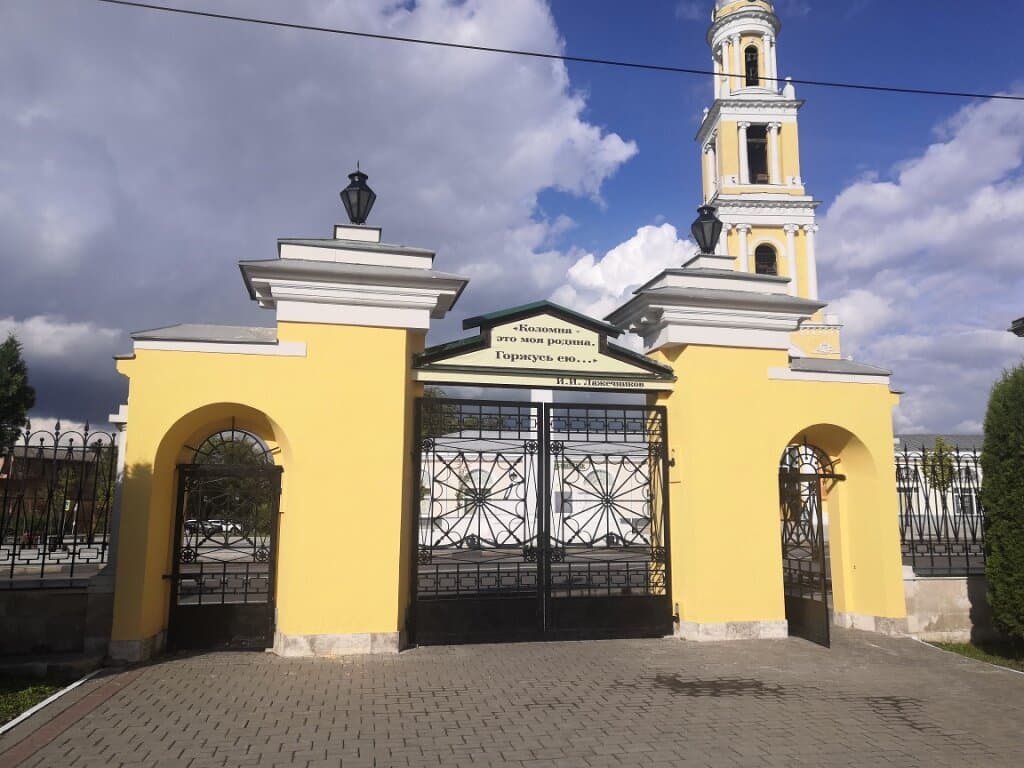 Усадьба купцов Лажечниковых (разные ракурсы)