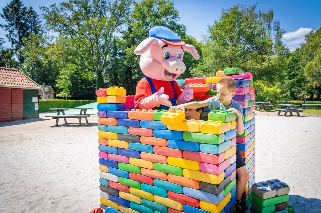 Bouw je eigen hut met mega Lego blokken bij Speelboerderij Binky