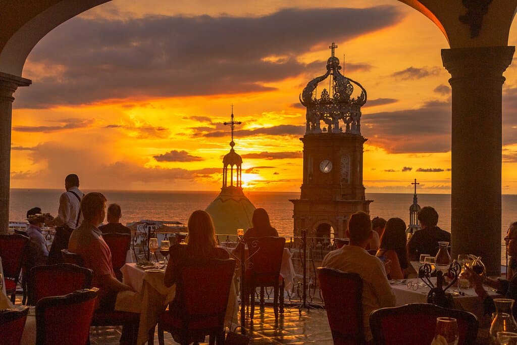 Experience breathtaking sunset views every evening at La Cappella, where the beauty of Puerto Vallarta's ocean meets the elegance of fine dining. Indulge in our international cuisine in an ambiance that creates the perfect setting for an unforgettable night/ Vive la magia de los atardeceres en La Cappella, donde la vista al océano de Puerto Vallarta se combina con la alta gastronomía. Déjate llevar por los sabores de nuestra cocina internacional, en un ambiente que hará de tu velada una experi