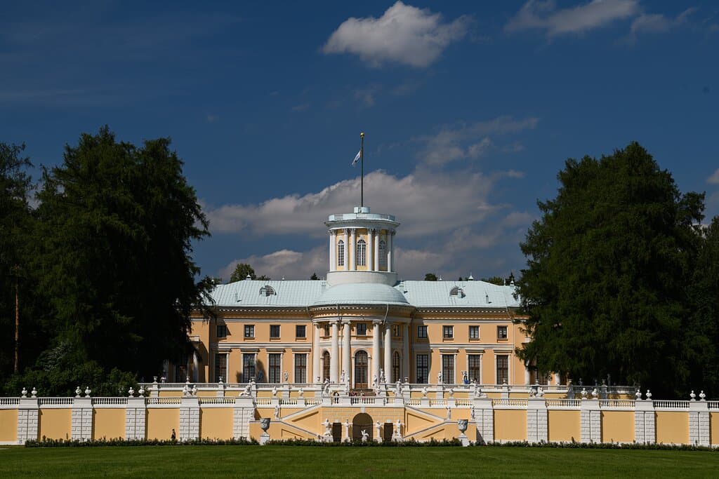 Архангельское – уникальный дворцово-парковый ансамбль с бесценными коллекциями, музей под открытым небом с прилегающими заповедными землями! 