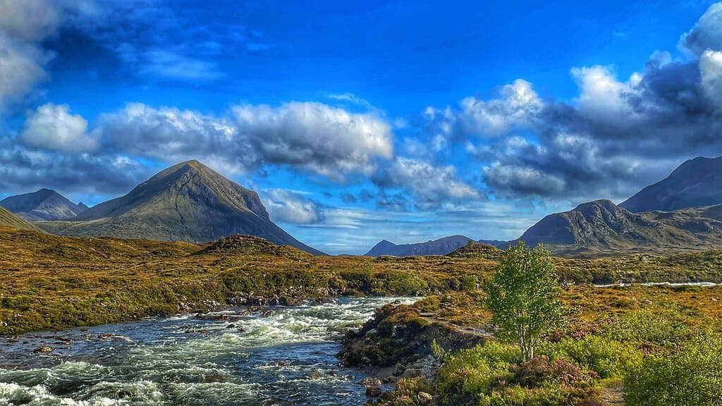 Glen Sligachan (Marsco on left, The Cuillens building on the right)
