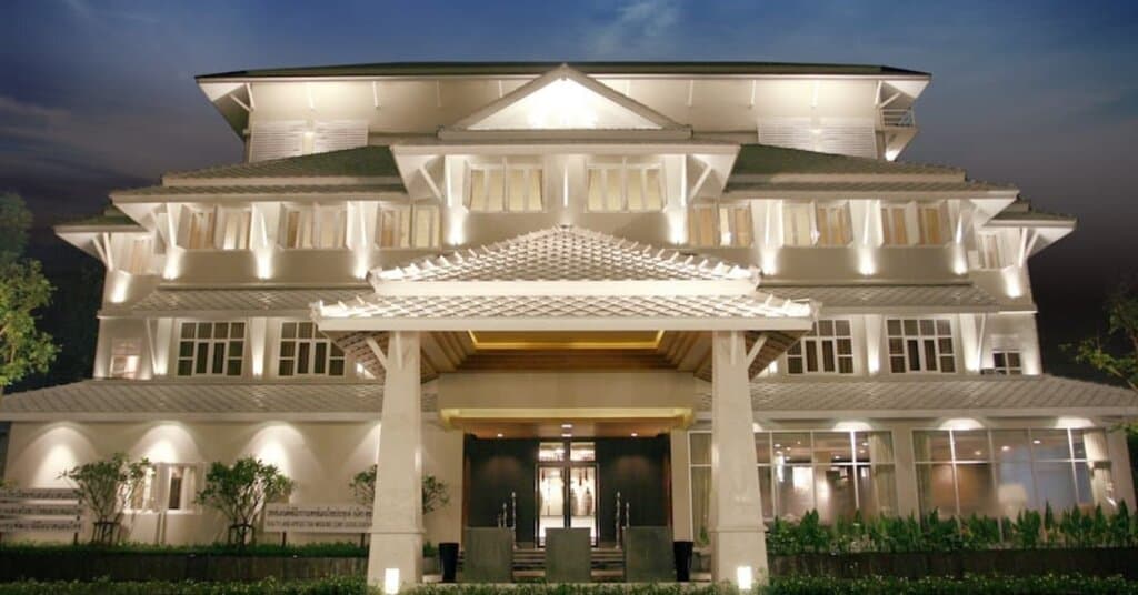 Health Land has day spas all across Bangkok, including the Asoke area near the Terminal 21 Shopping Centre and the Asoke - Sukhumvit intersection. With the comprehensive range of massage, foot massage, aromatherapy, facials, and body scrubs, Health Land has services which are widespread and easily accessible. 