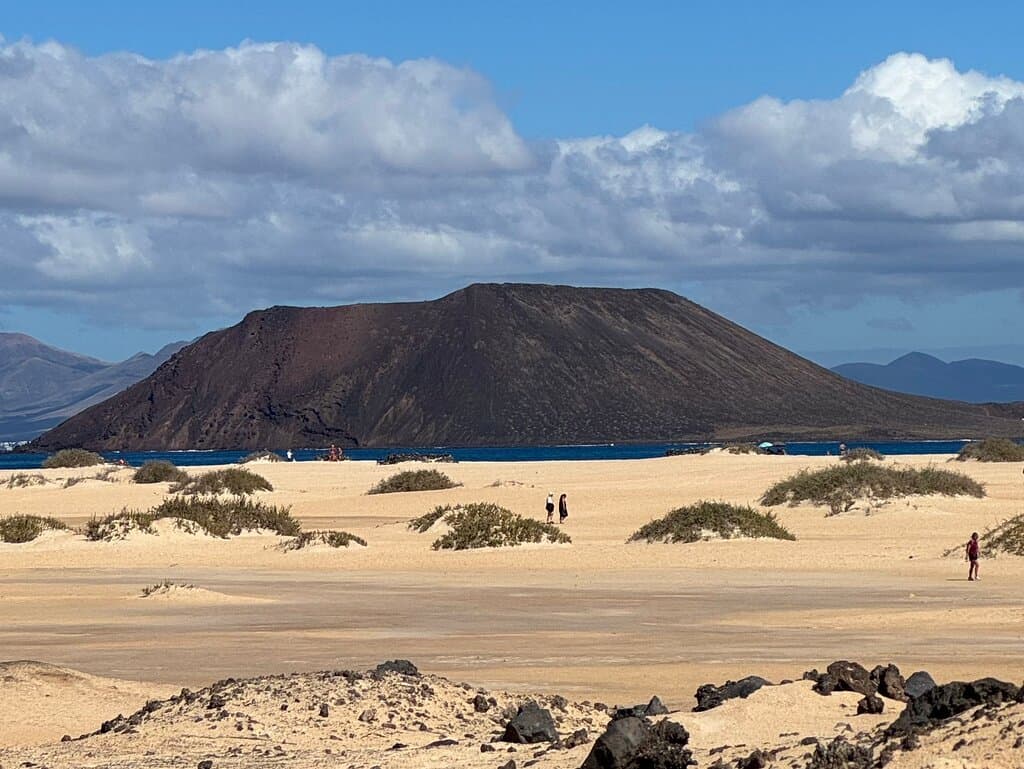 INDIRIZZO: 🌺 35660  Playa del Bajo de la Burra, Fuerte Ventura  COME ARRIVARE: 🌺 Da Corralejo è possibile raggiungere la spiaggia a piedi percorrendo un sentiero per circa 1 ora. In alternativa si può guidare fino a  Popcorn Beach percorrendo una strada sterrata che dura circa 10 min.  É importante conservare queste bellezze naturali nel loro habitat quindi  guardare e non portare a casa.  In questa spiaggia non é possibile fare il bagno ma ci sono tante spiagge nei paraggi balneabili.