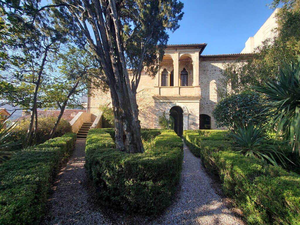 Il giardino (sullo sfondo la scalinata e la loggia)