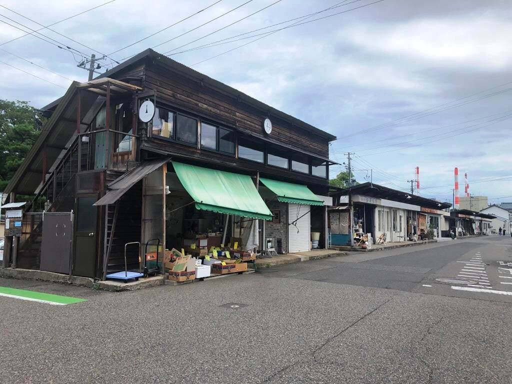 《沼垂テラス商店街》平成27年(2015年)の春に、「旧沼垂市場」のすべての長屋が店舗として開業したときにこう呼ばれるようになったそうです。