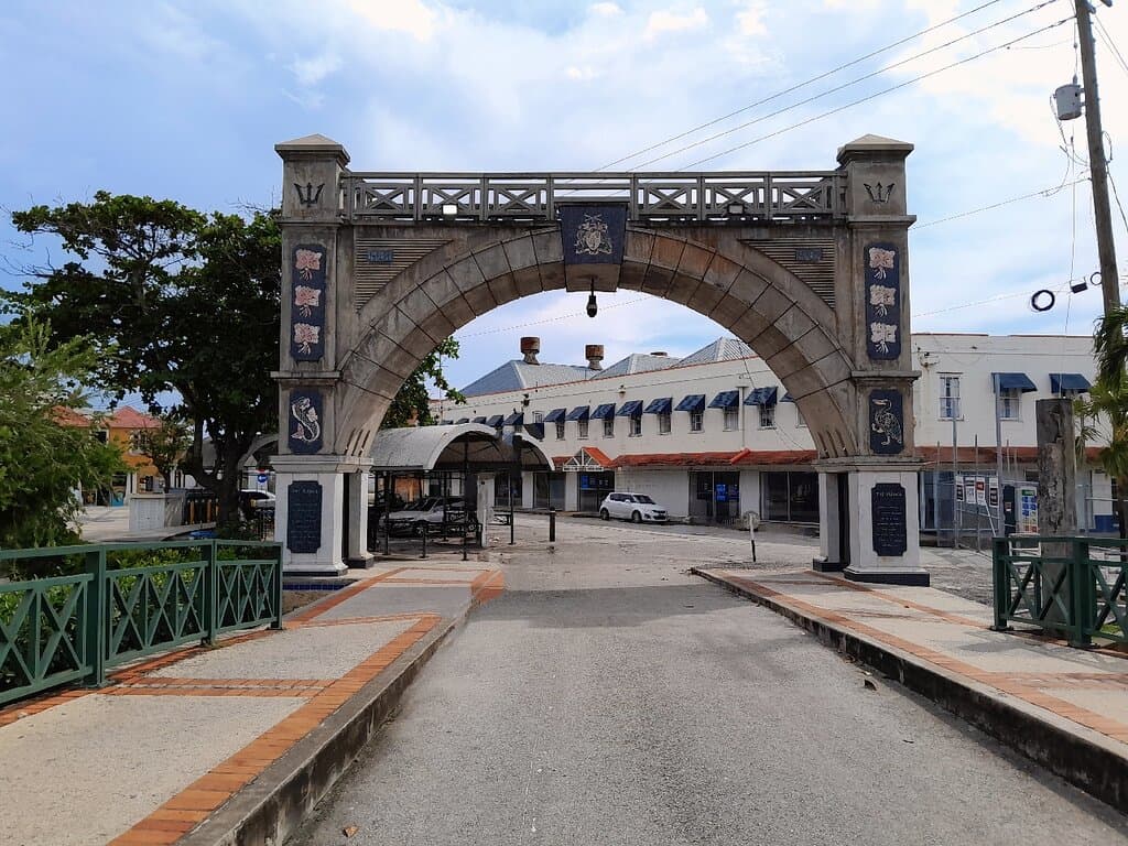 Photos of Parliament from the Arch on Chamberlain Bridge
