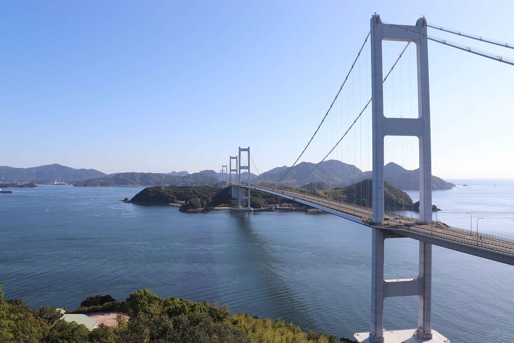 来島海峡と大橋を間近に見ることができる絶景スポットです