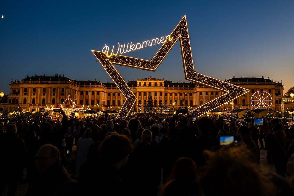 🎄✨ EINE NEUE ÄRA FÜR DEN WEIHNACHTSMARKT SCHLOSS SCHÖNBRUNN ✨🎄  Ab 2024 erstrahlt Wiens traditionsreichster Weihnachtsmarkt in neuem Glanz: Vom 8. November 2024 bis 6. Jänner 2025 lädt der Ehrenhof von Schloss Schönbrunn in eine magische Erlebniswelt mit 90 liebevoll dekorierten Hütten, regionalem Kunsthandwerk, kulinarischen Highlights und besonderen Erlebnissen für die ganze Familie ein. Ein unvergessliches Weihnachtsmärchen für Jung und Alt!