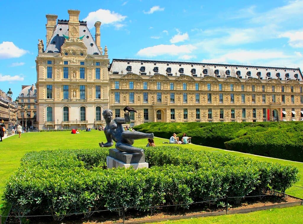 JARDIN DU CARROUSEL STATUE DE MAILLOL " L'AIR " LE JARDIN ET LE PAVILLON MARSAN  DU LOUVRE