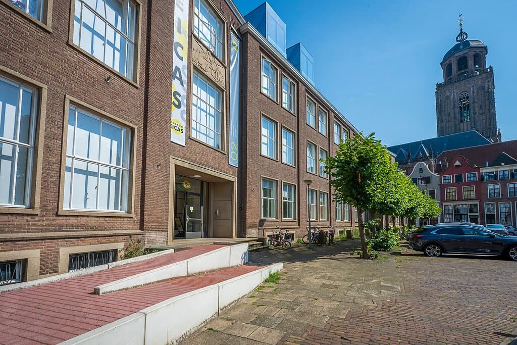 The front and the entrance of the museum.