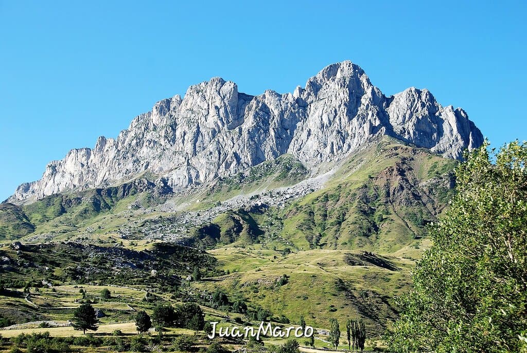 Souvenirs de nos Voyages -- Espagne - Aragon - Ce massif haut de 2321 m surplombe le village de Sallent de Gallego et la retenue d'eau de Lanuza , les pistes de ski de la station de Formigal font partie du domaine - 24.12.02 - Cliquer sur la photo pour découvrir la prise de vue complète