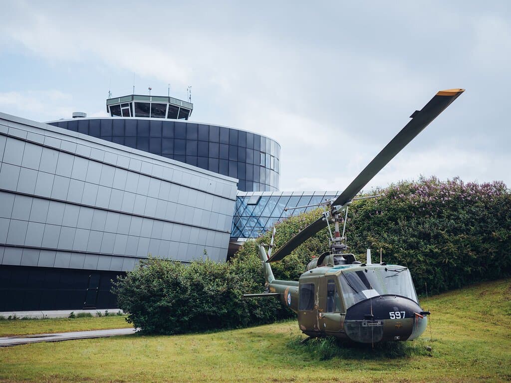 Velkommen til Norsk Luftfartsmuseum! Opplev den spennende norske luftfartshistorien! Hos oss kan du utforske ekte fly, helikoptre og spennende utstillinger som tar deg med gjennom sivil og militær luftfartshistorie. Test flyferdighetene dine i Bli Pilot utstillingen, bli med på interaktive opplevelser og la barna slippe kreativiteten løs i LEGO-rommet. Her er det noe for både små og store eventyrere!
