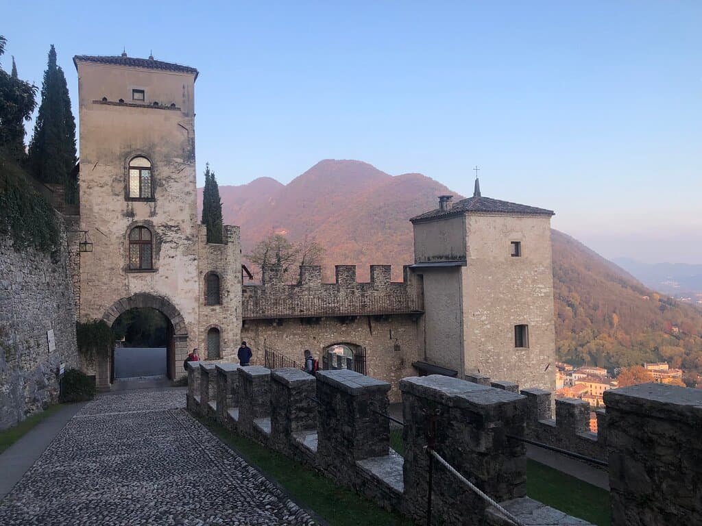 L’arco d’ingresso …..