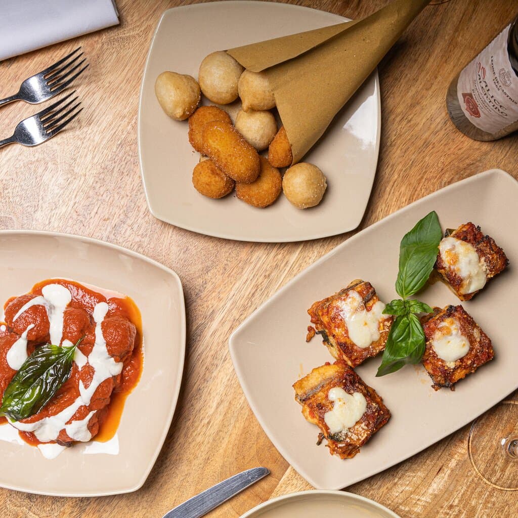 Antipasti cucina napoletana: polpette al sugo, frittura mista (cuoppo), parmigianina di melenzane
