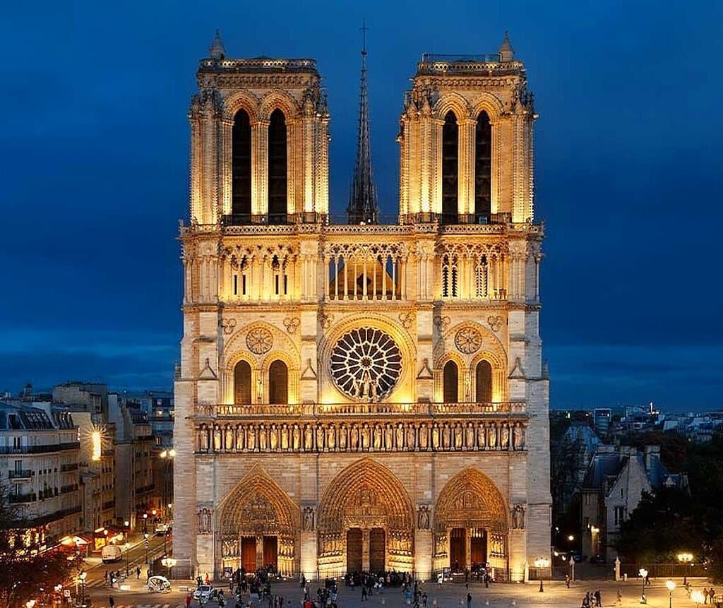 ILE DE LA CITE , CATHEDRALE NOTRE DAME ET PARVIS