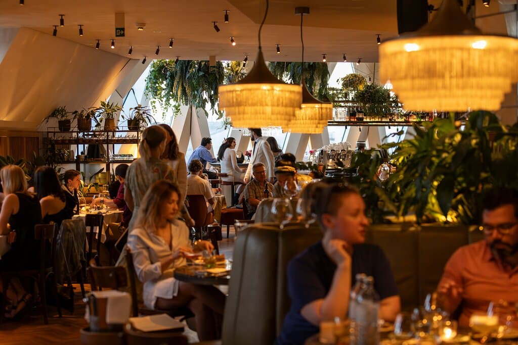 We give modern, unpretentious cuisine a stage. Fresh experiences coax out the very best in well-known classics, and the menu is graced with all the colors of the rainbow. The culinary standards and the quality of the ingredients are just like the restaurant itself: way up high.