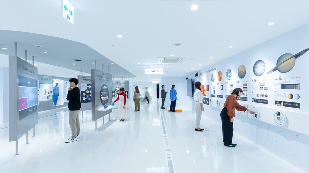 Space Travelium TeNQ（スペーストラベリウムテンキュー）は、“宇宙旅行”をテーマに、リアルなVRや知的好奇心をくすぐる展示、アートや学びの場を提供するギャラリーや教室、宇宙や星をモチーフにしたアイテムやメニューが揃うカフェやショップなど、宇宙とつながる体験を楽しめる宇宙体感施設です。